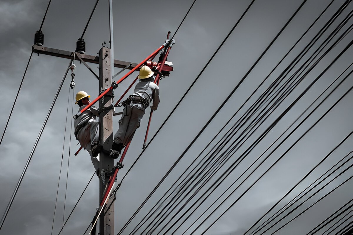 Essential Hand Tools Every Lineman Needs on the Job Lineman using insulated hand tools while working on a power line